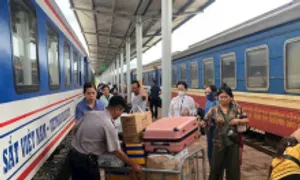 Đường sắt Bắc Nam chia cắt vì sạt lở